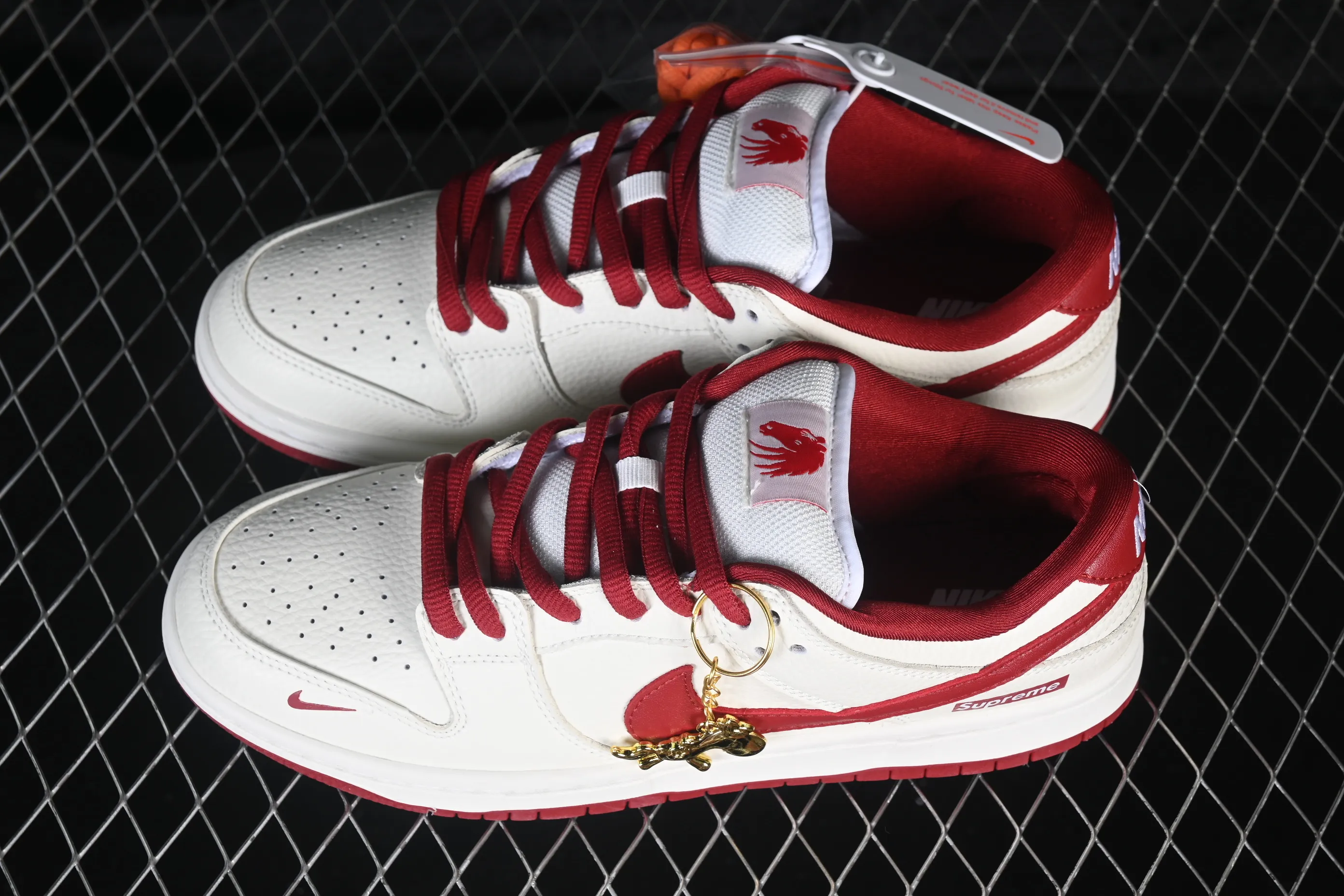 All categories Nk SB Dunk Series Nk SB Dunk Low High-end customized low-top sneakers Nike SB Dunk Low Year of the Horse limited edition Mihong will make money soon High-end customized low-top casual sneakers AJ6817-004
